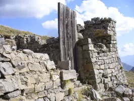 Ligne Maginot - Les FOURCHES N°1 (Blockhaus 1892) (Casernement) - L'une des 2 entrées avec sa porte et une pierre gravée lors de sa construction : 157° RIA, régiment de la vallée de l'Ubaye avant 1914