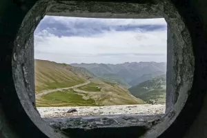 Ligne Maginot - RESTEFOND - (Ouvrage d'artillerie) - Bloc 3
Vue à travers le créneau du jumelage de mitrailleuses sur le versant sud et la route de Restefond direction PO Granges Communes.
PAS de photo montage!