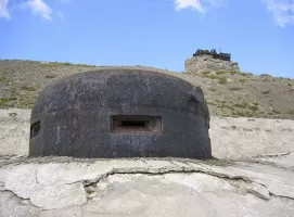 Ligne Maginot - RESTEFOND - (Ouvrage d'artillerie) - Bloc 4
La cloche VDP, avec à l'arrière plan un treuil datant du chantier de l'ouvrage