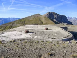 Ligne Maginot - RESTEFOND - (Ouvrage d'artillerie) - Bloc 6
La dalle du bloc avec ses champignons de prise d'air et le câble de mise à la terre