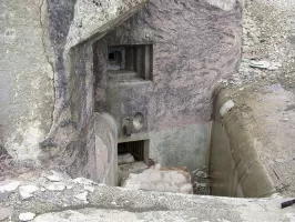 Ligne Maginot - RESTEFOND - (Ouvrage d'artillerie) - Le bloc 6
Créneau FM de défense rapprochée et issue de secours du bloc