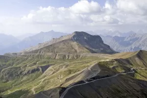 Ligne Maginot - RESTEFOND - (Ouvrage d'artillerie) - Vue d'ensemble des ouvrages coté nord du Col de Bonette-Restefond.
A gauche le casernement, au milieu le PO (abri actif), à droite le GO