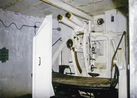 Ligne Maginot - RESTEFOND - (Ouvrage d'artillerie) - 75 Mle 32 en 1982 avec encore les deux 'sièges'