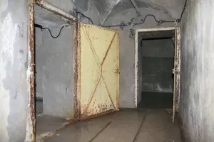 Ligne Maginot - RESTEFOND - (Ouvrage d'artillerie) - Bloc 6
Le magasin à munitions (75) à gauche et la niche à fusées au fond