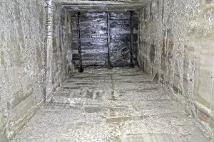 Ligne Maginot - RESTEFOND - (Ouvrage d'artillerie) - La partie inachevée de l'ouvrage.
Le puits escalier / monte-charge du bloc 5 (?) en construction vu d'en bas