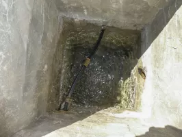 Ligne Maginot - RESTEFOND (SOURCE CAPTéE) - (Divers) - A droite l'ancien tuyau en fonte qui alimentait le casernement