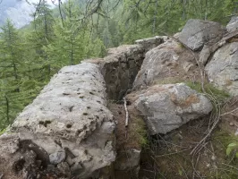Ligne Maginot - VALLON DE NAVELAS - (Cuve pour arme d'infanterie) - La cuve en partie comblée par un éboulement rocheux 