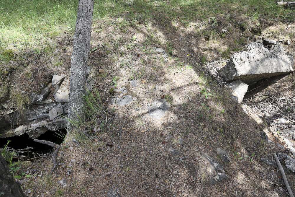 Ligne Maginot - FORT QUEYRAS 5 - (Abri) - Les deux entrées. A droite écroulée, à gauche à peine mieux