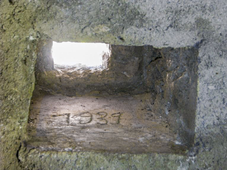 Ligne Maginot - CHATELET OUEST - (Blockhaus pour arme infanterie) - Détail d'un créneau ; date de construction