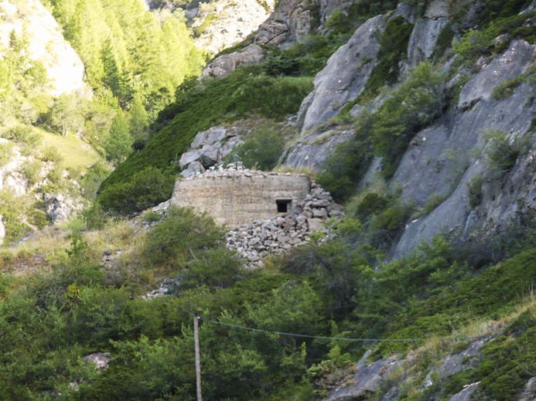 Ligne Maginot - CHATELET SUD-EST - (Abri) - Vue du créneau FM couvrant la route