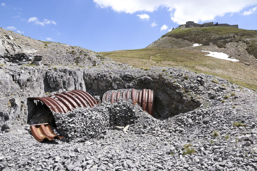 Ligne Maginot - COL DE VIRAYSSE  - (Abri) - L'abri.
A droite la batterie de Viraysse 