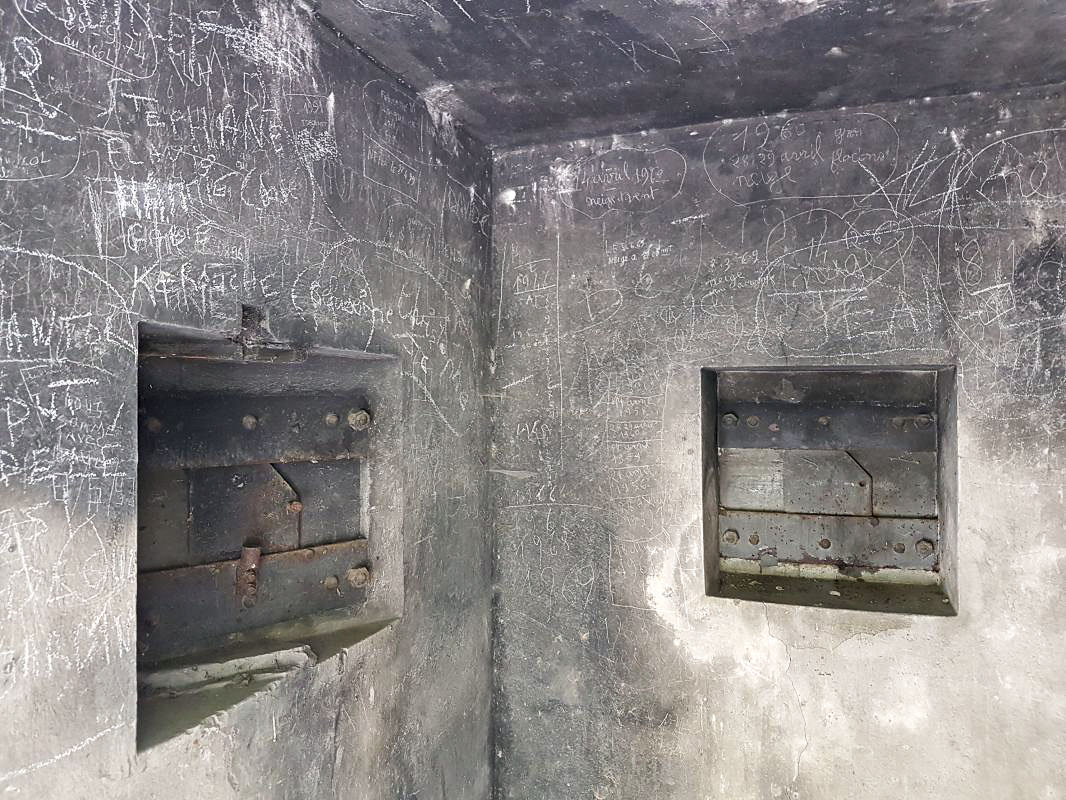 Ligne Maginot - COL DE BROUIS - (Barrage de Route) - Les deux créneaux intérieur