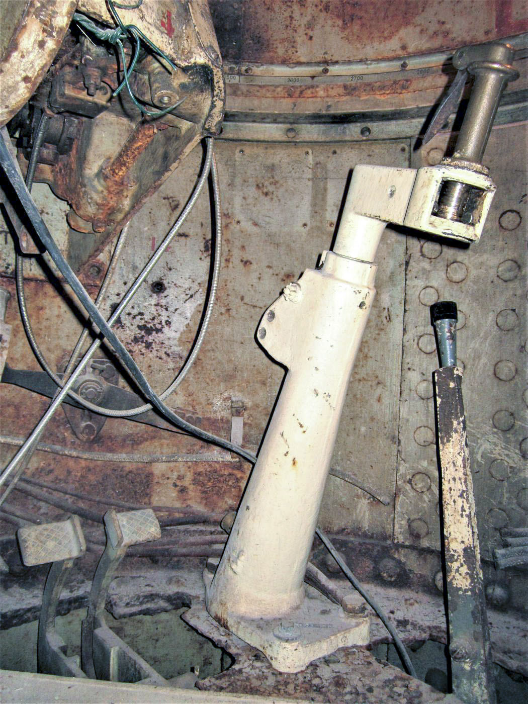 Ligne Maginot - LAUDREFANG - A37 - (Ouvrage d'infanterie) - Bloc 3
Chambre de tir de la tourelle mitrailleuse
Pédales de pointage en direction gauche et droite, manivelle pour le pointage manuel en direction et levier d'éclipse