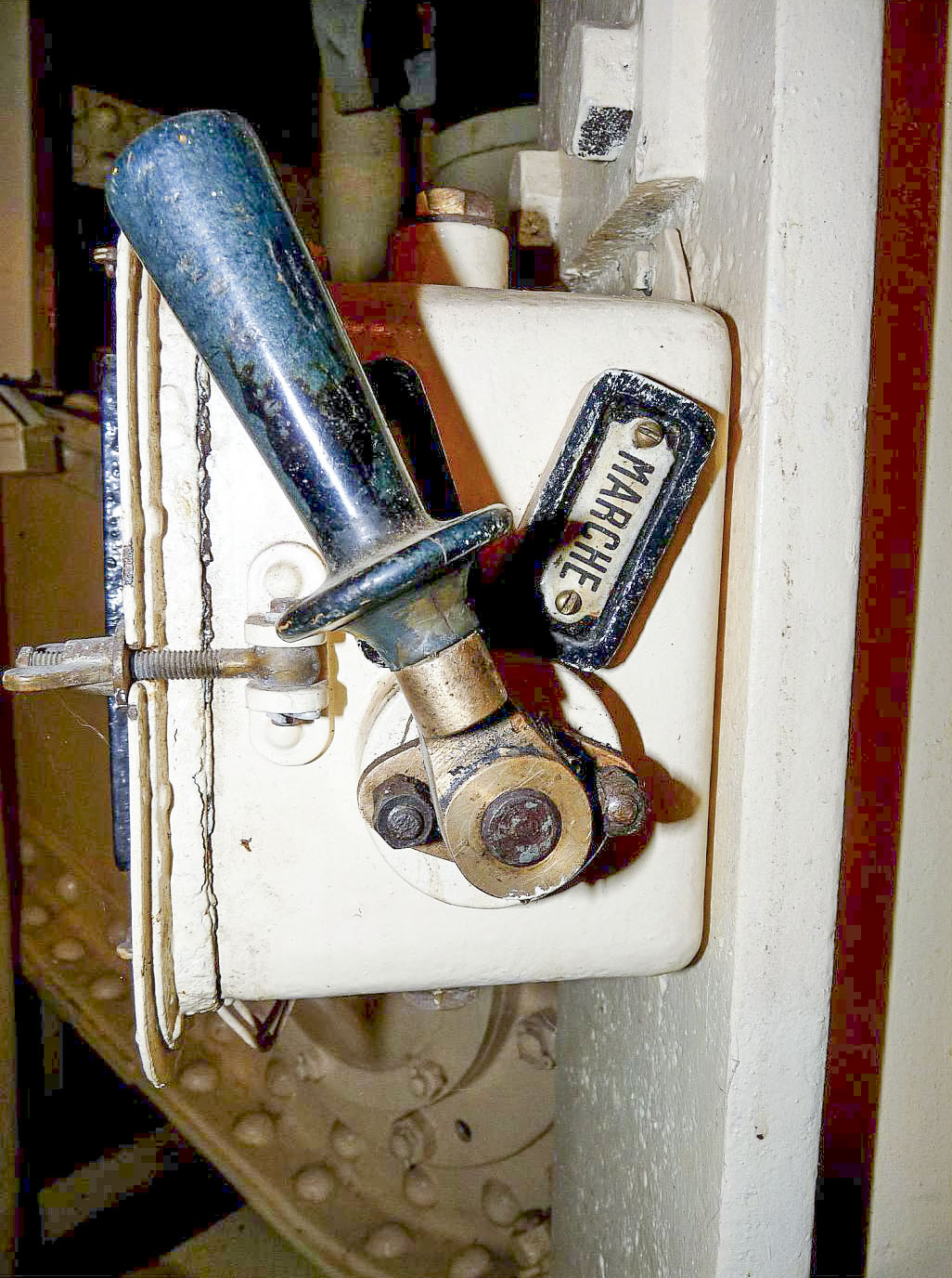 Ligne Maginot - LAUDREFANG - A37 - (Ouvrage d'infanterie) - Bloc 3
Etage inférieur de la tourelle mitrailleuses
Commande du ventilateur