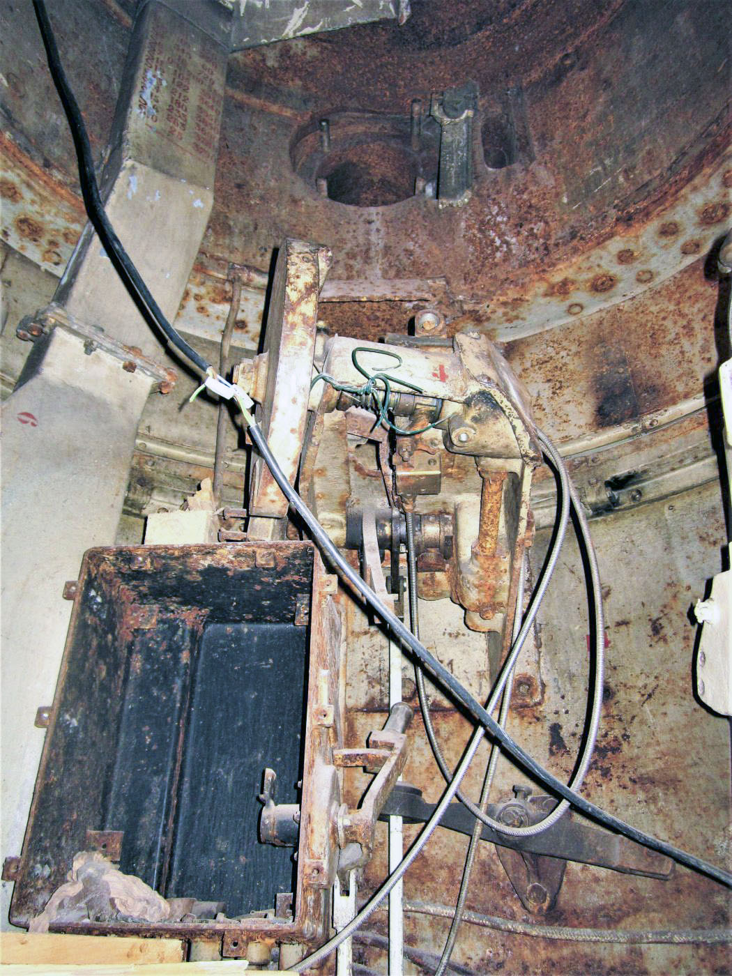 Ligne Maginot - LAUDREFANG - A37 - (Ouvrage d'infanterie) - Bloc 3
Chambre de tir de la tourelle mitrailleuse
Vestige du support d'armes