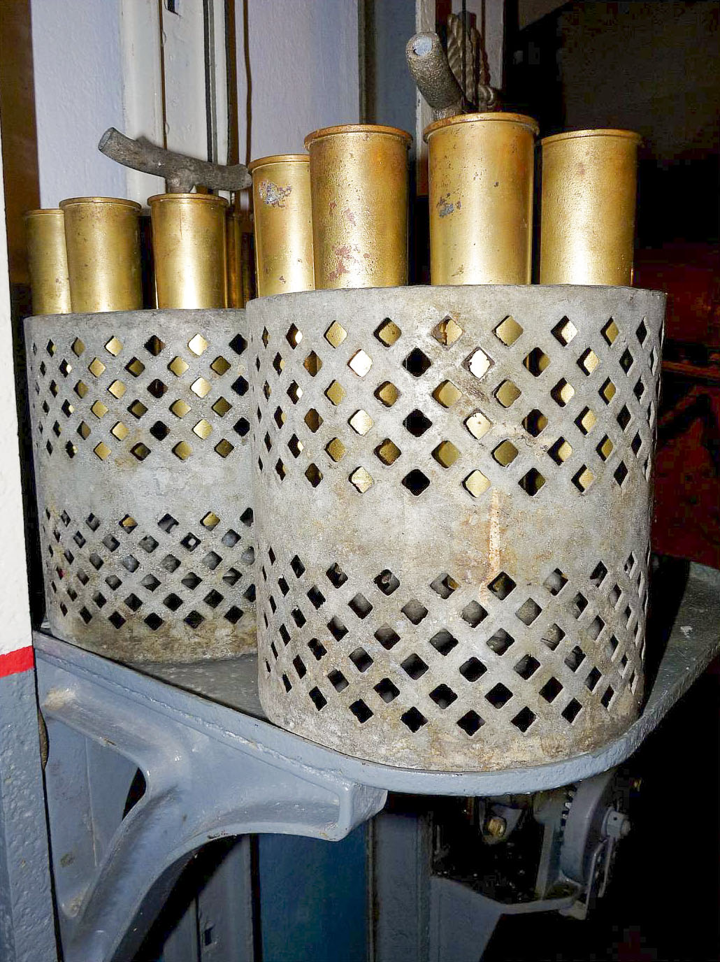 Ligne Maginot - LAUDREFANG - A37 - (Ouvrage d'infanterie) - Bloc 3
Etage inférieur de la tourelle mitrailleuses
Monte-charge à munitions avec obus de 25mm (arme mixte)