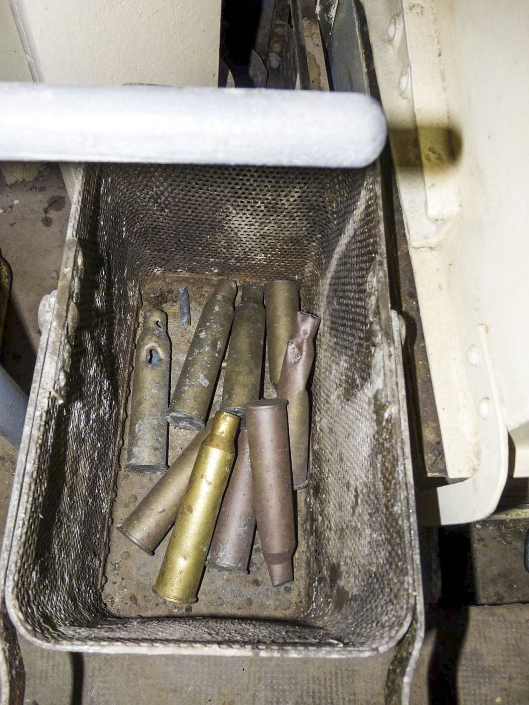 Ligne Maginot - LAUDREFANG - A37 - (Ouvrage d'infanterie) - Bloc 3
Etage inférieur de la tourelle mitrailleuses
Panier de récupération des douilles