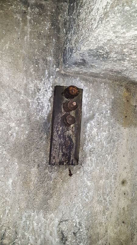 Ligne Maginot - MEYRONNES - (Chambre de coupure) - Plots en céramique