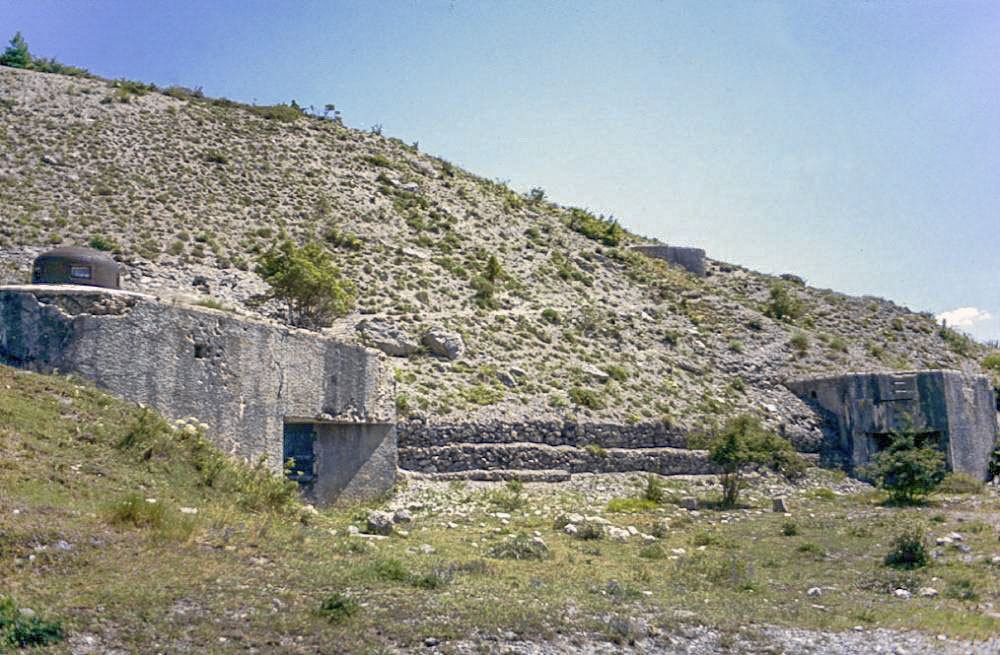 Ligne Maginot - NORD EST DE SAINT OURS (NESO) - (Abri) - Vue d'ensemble de l'abri.
Les deux blocs d'entrée et le bloc cheminée