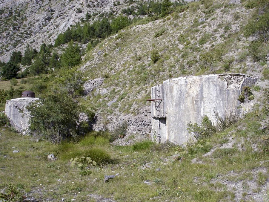 Ligne Maginot - NORD EST DE SAINT OURS (NESO) - (Abri) - Vue d'ensemble, le bloc 2 au premier plan