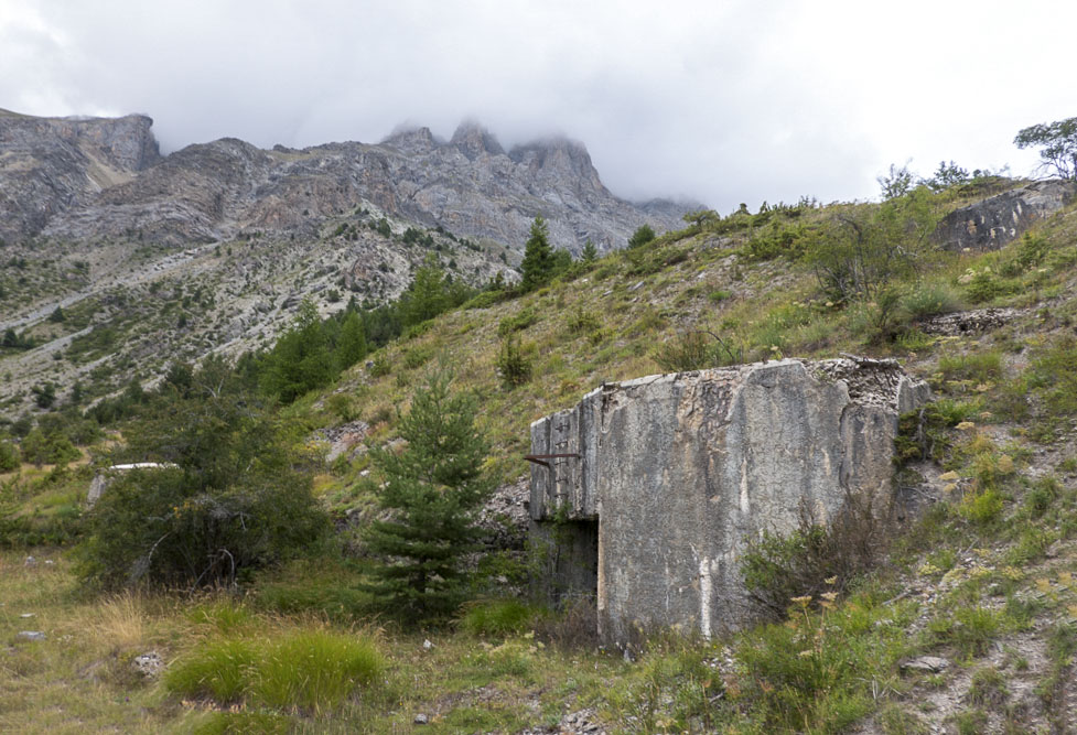 Ligne Maginot - NORD EST DE SAINT OURS (NESO) - (Abri) - Bloc 2 au premier plan avec, en haut à droite, le bloc cheminée. Les Rochers de Saint Ours culminant à 3079 m perdus dans les nuages dominent l'ouvrage.