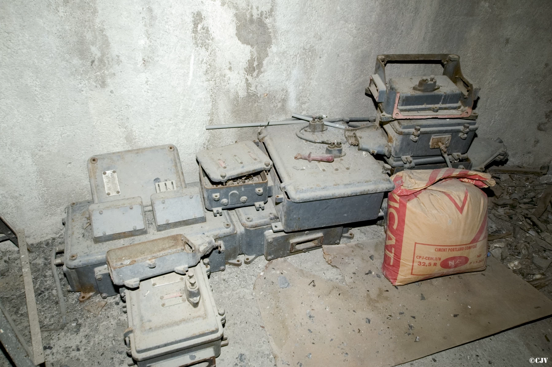 Ligne Maginot - TOURNOUX - BATTERIE XII - (Position d'artillerie préparée) - Les éléments démontés du tableau électrique installé après octobre 1938 pour la modernisation de la batterie.