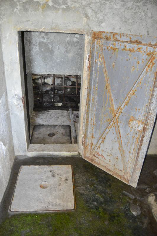 Ligne Maginot - COL DE RESTEFOND (STATION DE CAPTAGE ET POMPAGE D'EAU) - (Divers) - L'accès au local arrière où est fait le captage de la source