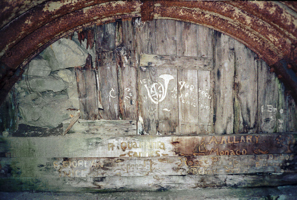 Ligne Maginot - FOURCHES - (Casernement) - Graffiti au fond d'une alvéole tôle métro