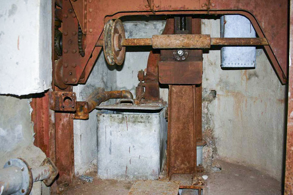 Ligne Maginot - GRANGES COMMUNES - (Ouvrage d'infanterie) - Bloc 2
La cloche mitrailleuses flanquant vers le Pra