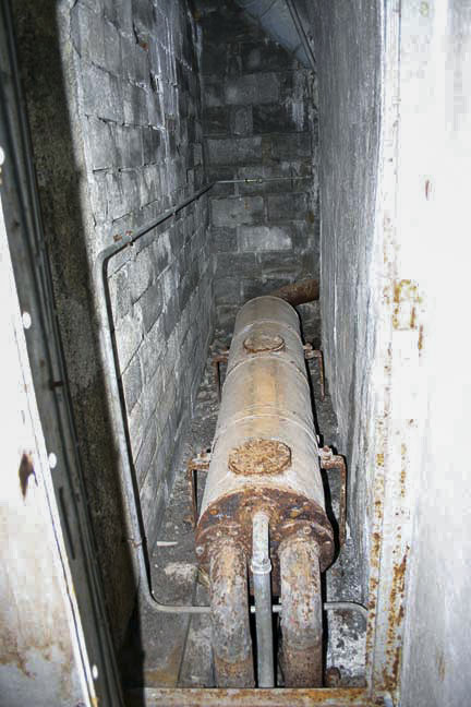 Ligne Maginot - GRANGES COMMUNES - (Ouvrage d'infanterie) - L'usine électrique 
Pot de détente de l'échappement des moteurs