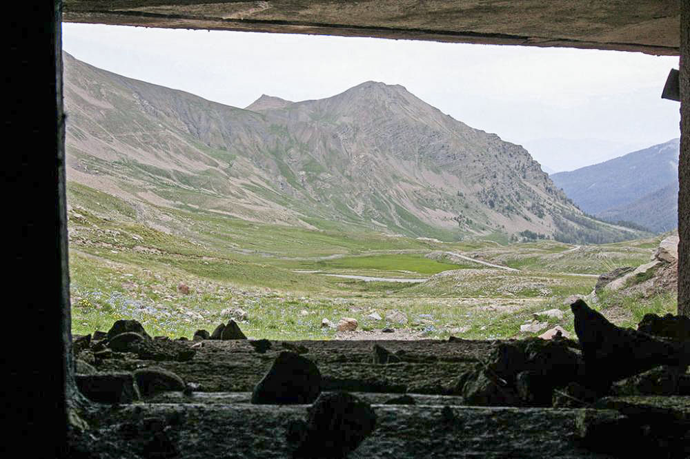 Ligne Maginot - LA MOUTIERE (MO) - (Ouvrage d'infanterie) - Bloc 2
Le créneau du JM (jumelage).
Vue sur la route qui descend vers St.Dalmas