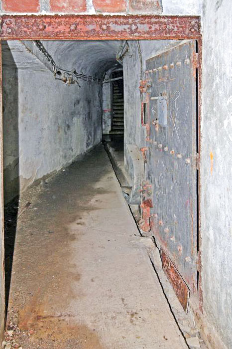 Ligne Maginot - LA MOUTIERE (MO) - (Ouvrage d'infanterie) - Pied du bloc 1
La porte blindée séparant l’ouvrage et l’entrée. Au fond l’escalier