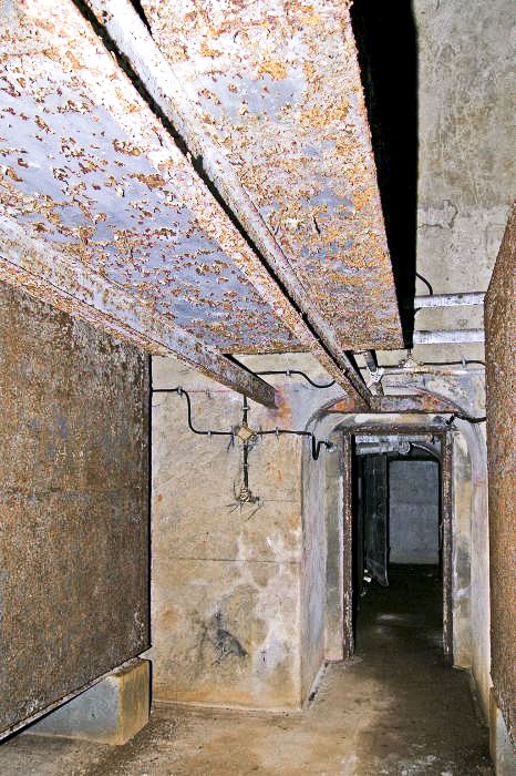 Ligne Maginot - LA MOUTIERE (MO) - (Ouvrage d'infanterie) - Le long du plafond et au sol plusieurs reservoirs d’eau (?)