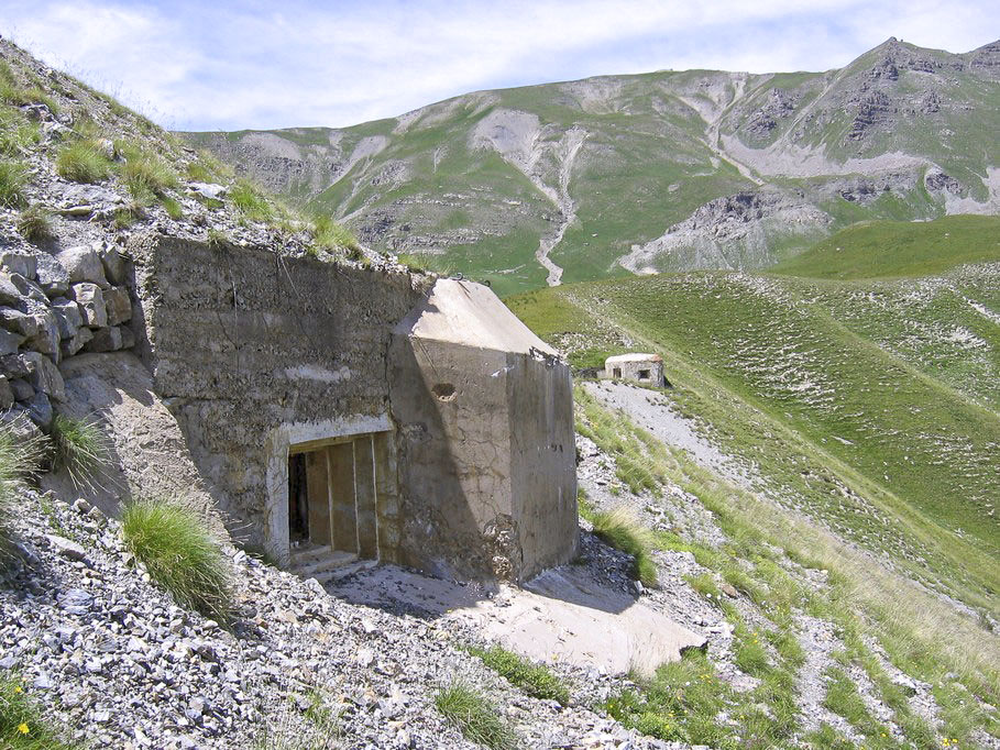 Ligne Maginot - LES FOURCHES (FO) - (AVANT POSTE) - (Ouvrage d'infanterie) - Bloc 2
Le bloc 6 est visible à l'arrière plan