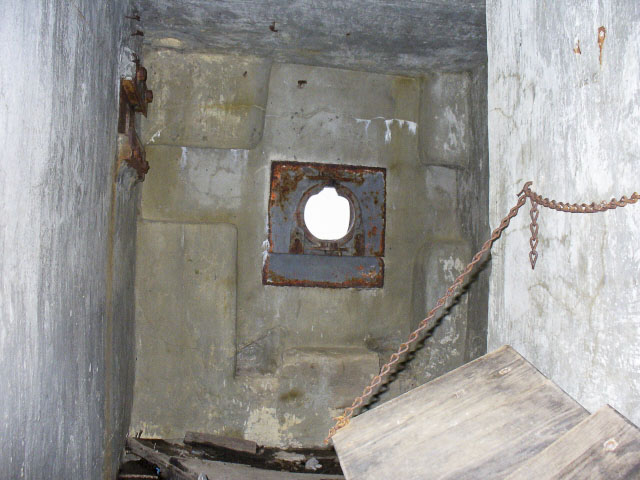 Ligne Maginot - LES FOURCHES (FO) - (AVANT POSTE) - (Ouvrage d'infanterie) - Bloc 2
Créneau pour mitrailleuse Hotchkiss
A gauche créneau pour fusil mitrailleur 24/29