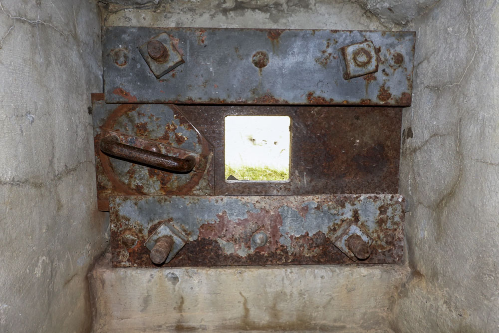 Ligne Maginot - LES FOURCHES (FO) - (AVANT POSTE) - (Ouvrage d'infanterie) - Bloc 5
L'un des deux créneaux FM couvrant le bloc 6
