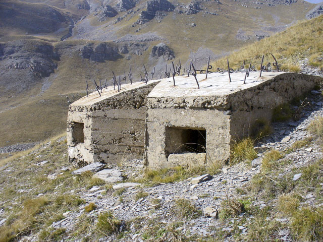 Ligne Maginot - VENTABREN - (Blockhaus pour arme infanterie) - Les deux fenêtres de tir