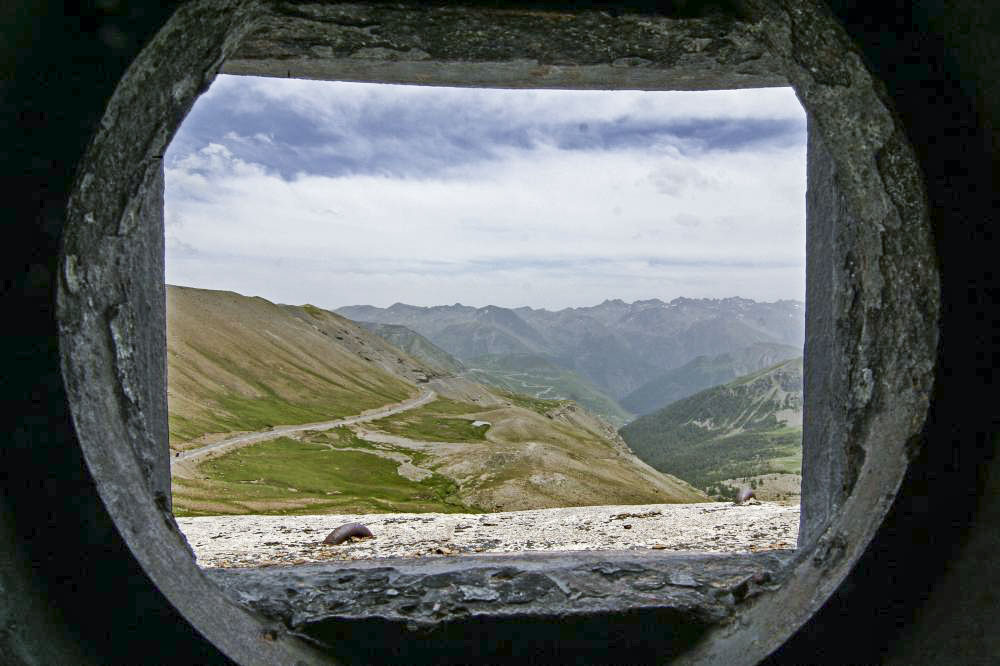 Ligne Maginot - RESTEFOND - (Ouvrage d'artillerie) - Bloc 3
Vue à travers le créneau du jumelage de mitrailleuses sur le versant sud et la route de Restefond direction PO Granges Communes.
PAS de photo montage!