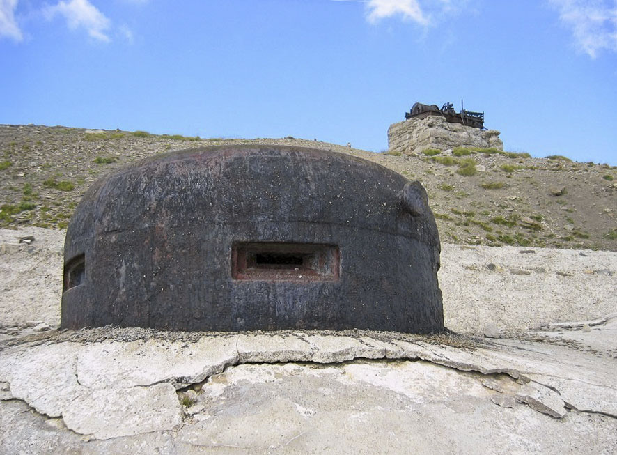 Ligne Maginot - RESTEFOND - (Ouvrage d'artillerie) - Bloc 4
La cloche VDP, avec à l'arrière plan un treuil datant du chantier de l'ouvrage
