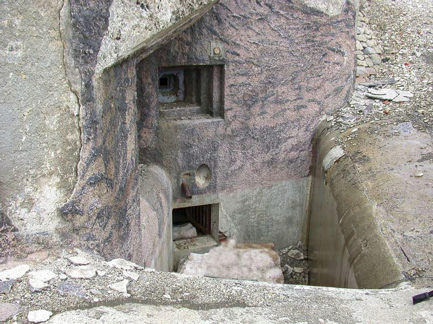 Ligne Maginot - RESTEFOND - (Ouvrage d'artillerie) - Le bloc 6
Créneau FM de défense rapprochée et issue de secours du bloc
