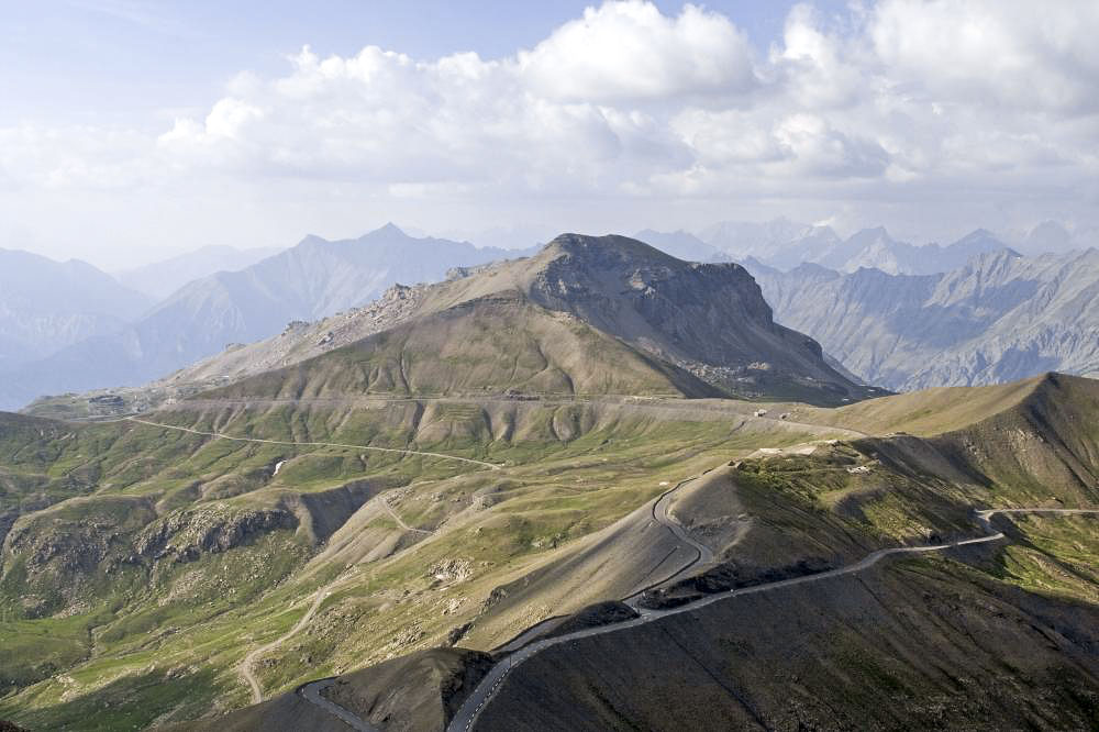 Ligne Maginot - RESTEFOND - (Ouvrage d'artillerie) - Vue d'ensemble des ouvrages coté nord du Col de Bonette-Restefond.
A gauche le casernement, au milieu le PO (abri actif), à droite le GO