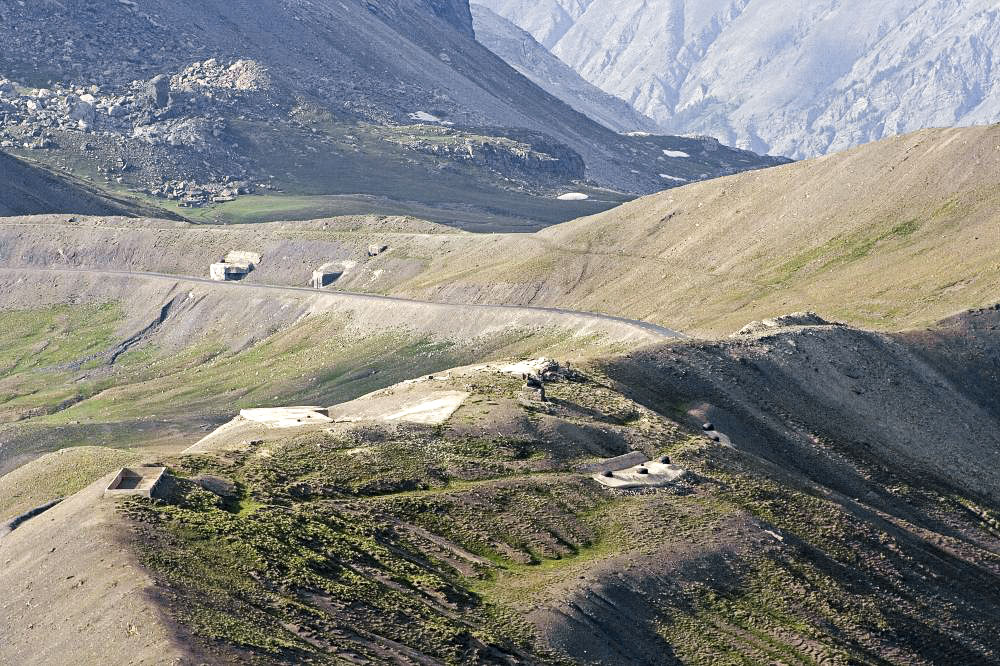 Ligne Maginot - RESTEFOND - (Ouvrage d'artillerie) - En haut le dessus du bloc 6, plus bas le bloc 4 avec 3 cloches, derrière le bloc 3