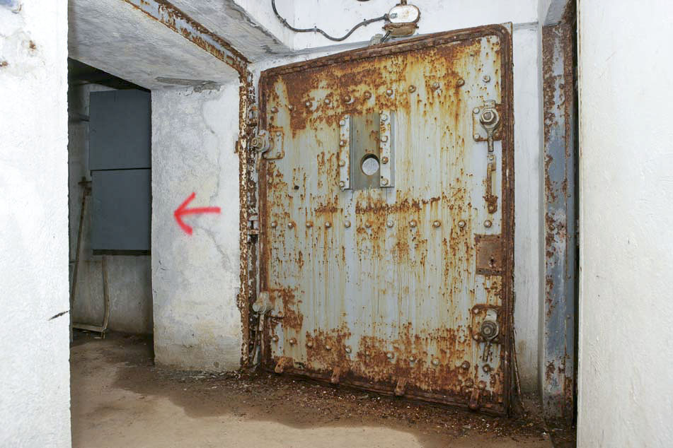 Ligne Maginot - RESTEFOND - (Ouvrage d'artillerie) - Bloc 6
La porte blindée étanche donnant accès au bloc coté mortier de 75