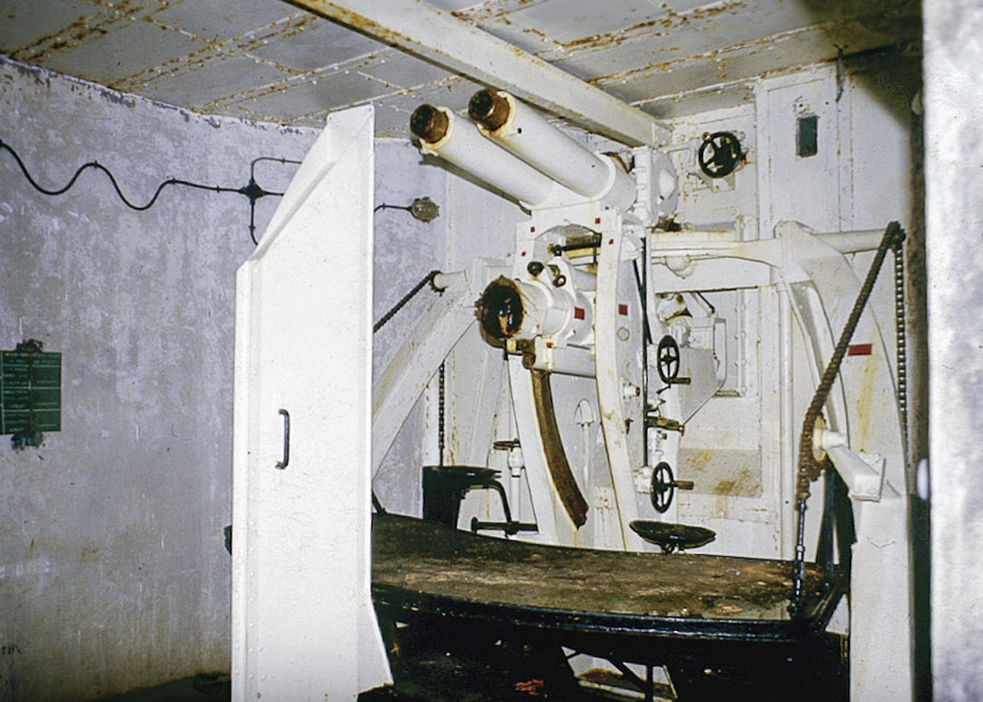 Ligne Maginot - RESTEFOND - (Ouvrage d'artillerie) - 75 Mle 32 en 1982 avec encore les deux 'sièges'