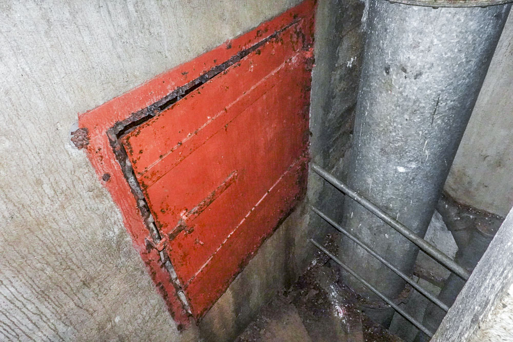 Ligne Maginot - RESTEFOND - (Ouvrage d'artillerie) - Bloc 6
Fosse septique des WC dans les escaliers montant aux étages