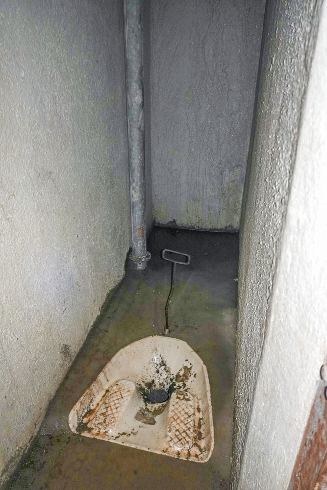 Ligne Maginot - RESTEFOND - (Ouvrage d'artillerie) - Bloc 6
WC dans les escaliers montant aux étages