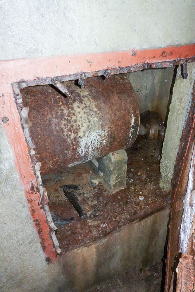 Ligne Maginot - RESTEFOND - (Ouvrage d'artillerie) - Bloc 6
Fosse septique des WC dans les escaliers montant aux étages