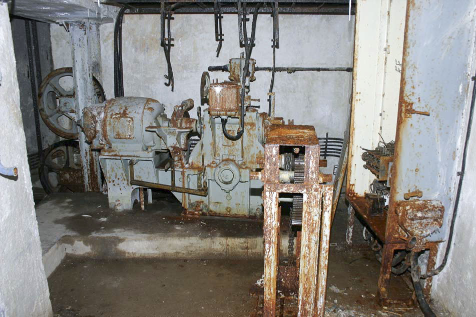 Ligne Maginot - RESTEFOND - (Ouvrage d'artillerie) - Bloc 6
La machinerie d'ascenseur