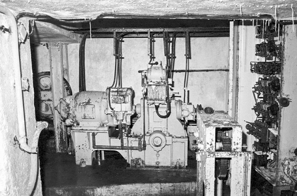 Ligne Maginot - RESTEFOND - (Ouvrage d'artillerie) - Bloc 6
La machinerie de l'ascenseur dans son état d'origine