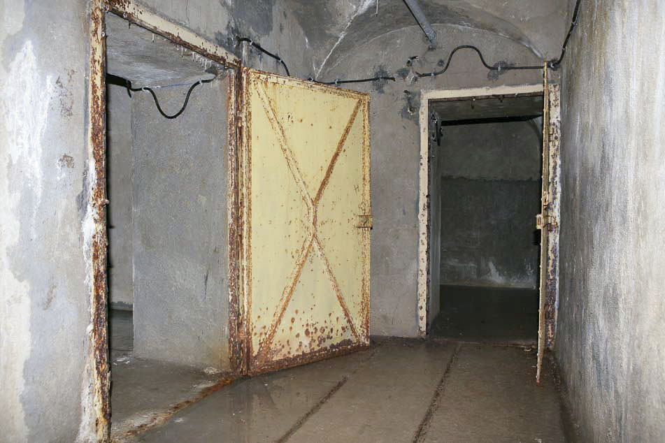 Ligne Maginot - RESTEFOND - (Ouvrage d'artillerie) - Bloc 6
Le magasin à munitions (75) à gauche et la niche à fusées au fond